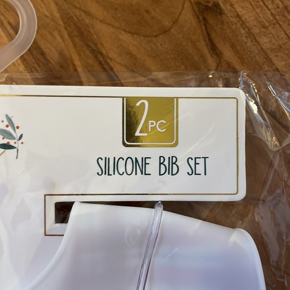 Christmas 2 Pack Silicone Bibs - Picture 4 of 7